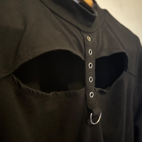 Hot topic cut out front grommet grunge punk design on back tee - Picture 4 of 5